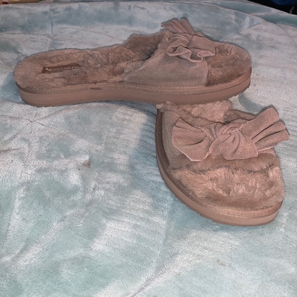 Koolaburra by ugg fuzzy sandals - Picture 1 of 4